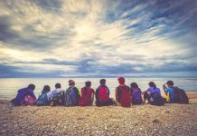 소통하며 즐기는 해외여행: 국가별 영어사용 특징 및 그들의 언어 해변가에 앉아 수평선을 바라보는 사람들