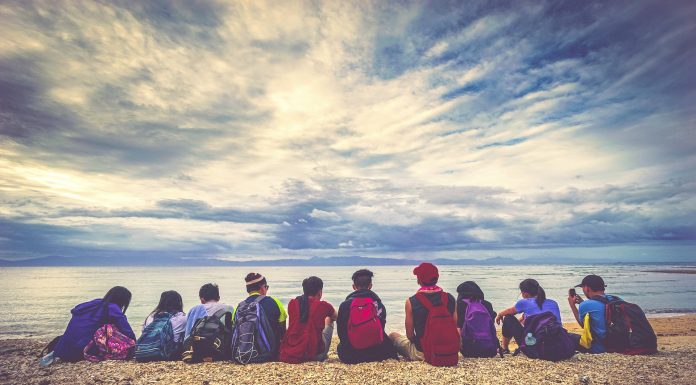 소통하며 즐기는 해외여행: 국가별 영어사용 특징 및 그들의 언어 해변가에 앉아 수평선을 바라보는 사람들