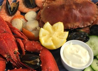 필리핀 마닐라 알리망오 머드크랩 게요리 먹으러 맛집여행 – 마카파갈 Dampa Sea Side 수산시장 람스터와 게요리가 담긴 요리 사진 Lobster and Crap Dish