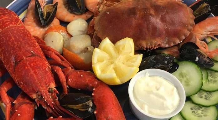 필리핀 마닐라 알리망오 머드크랩 게요리 먹으러 맛집여행 – 마카파갈 Dampa Sea Side 수산시장 람스터와 게요리가 담긴 요리 사진 Lobster and Crap Dish