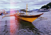 필리핀 사방비치 – 국제호구의 빈곤한 낚시배 여행 이야기 노란색과 빨간색으로 칠해진 배