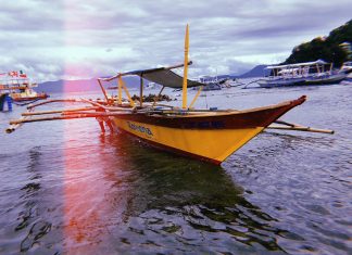 필리핀 사방비치 – 국제호구의 빈곤한 낚시배 여행 이야기 노란색과 빨간색으로 칠해진 배