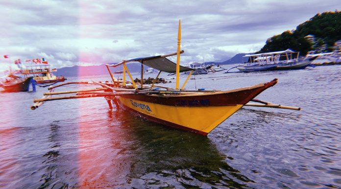 필리핀 사방비치 – 국제호구의 빈곤한 낚시배 여행 이야기 노란색과 빨간색으로 칠해진 배