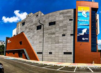 테마 잠수풀 이용 후기 – 경기도 오산 TSN 다이빙 & 서핑 테마 다이빙풀 그 옆에 간판이 있는 큰 건물